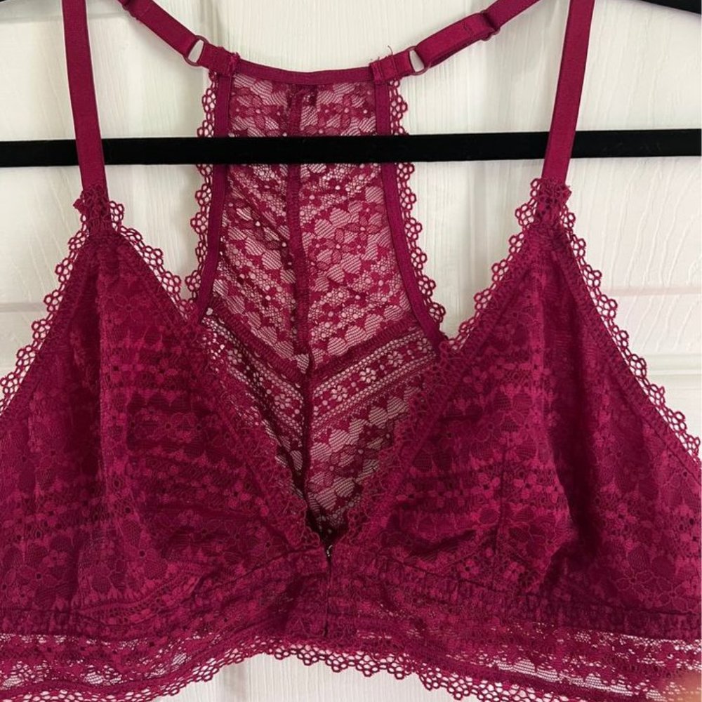 GUC WOMAN'S FRONT HOOKING SUPER CUTE LACEY MAROON BRALETTE BY VICTORIA SECRET